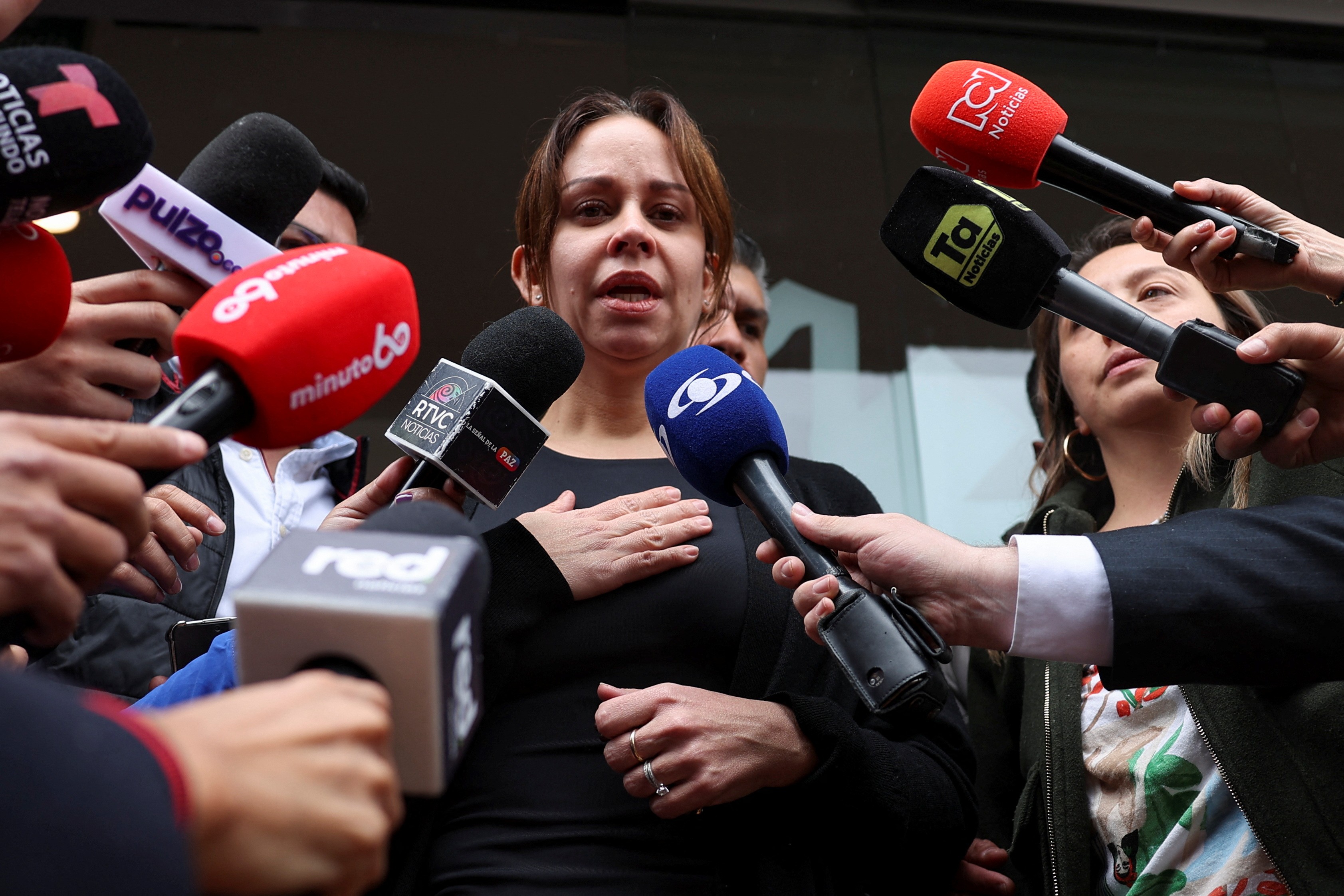 Pré-candidato à presidência da Colômbia baleado segue em estado crítico e teve pouca resposta a tratamento, diz hospital