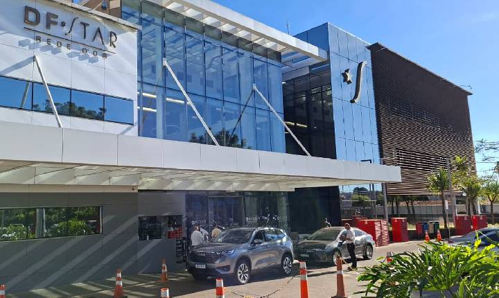 Bolsonaro é internado para cirurgia no ombro em Brasília
